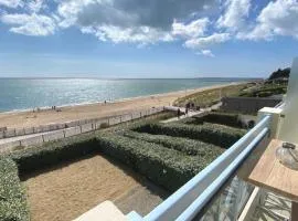 Sur la plage de Bonne Source les pieds dans l'eau