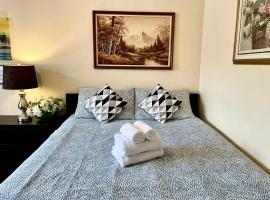 Bright&Modern Space Perfect for couple and Family Step to public transit in Toronto, hotel en Toronto