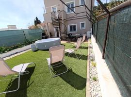 Apartman L&V sa dvorištem i hidromasažnim bazenom, hotel in Galižana
