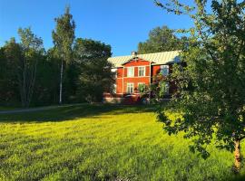 Big spacious countryhouse typical Swedish red wooden house (1h from Stockholm), stuga i Malmköping