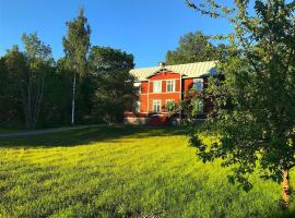 Big spacious countryhouse typical Swedish red wooden house (1h from Stockholm)، فندق في Malmköping