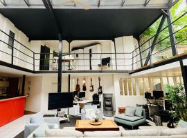 Loft Atypique de 240m- 3 chambres, villa in Saint-Denis