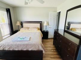 2 private rooms in a quiet neighborhood can book up to 4 people: Orlando'da bir otoparklı otel