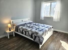 Modern Quiet Home By the Airport, hotel sa Mississauga