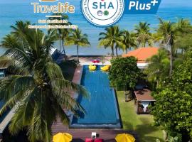 Chongfah Beach Resort Khaolak - SHA Extra Plus, boutique hotel in Khao Lak