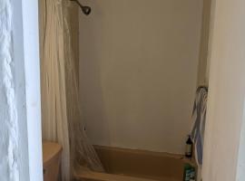 Private room and bathroom in large spacious 2 BR 2 BH, hotel a San Juan