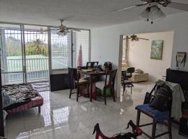 Private room and bathroom in large spacious 2 BR 2 BH, hotel din San Juan