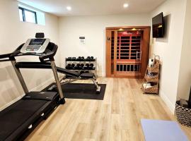 Gym/Sauna South Windsor Luxury Home-No Maintenance, hotel in Windsor