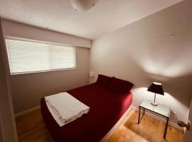 Private Cozy Room in Surrey Central, מלון בסארי