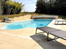 VILLA 10 PERSONNES AVEC PISCINE PRIVATIVE PROCHE SARLAT, hotel med pool i Beynac-et-Cazenac