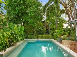 Beachside Traditional Queenslander - Close to City, hotel v destinácii Machans Beach