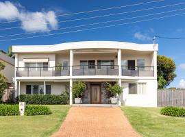 Salty Sea Beach House, hotel in Forster