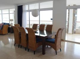 Penthouse 3 Bedroom Sleeps 8 With 270 deg Sea Views, apartmen servis di Mogán