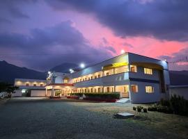 THE MOUNT VIEW CASTLE HOTELS and RESORTS, viešbutis mieste Tenkasis