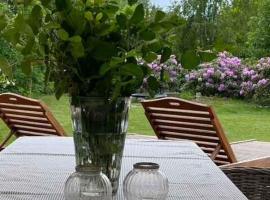 Lovely Holiday Home With Annex And Garden,, stuga i Dronningmølle