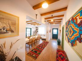 CASA LILA, pet-friendly hotel in Colţi