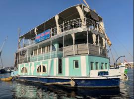 Floating Hotel- Happy Nile Boat, hótel í Luxor