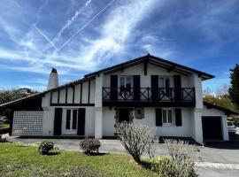 Villa basque, plage à 8min à pied, jardin, parking, hotel en Bidart