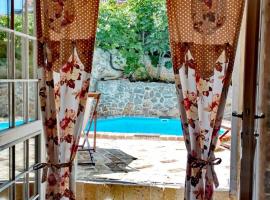 Villa Festina Lente - cosy & authentic villa with private heated pool, ваканционна къща в Dobrinj