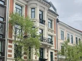 Elegant & Quiet Apartment in Historic House - Prime Location in Oslo West