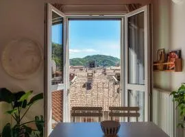 Casa Luna by Quokka 360 - City Centre Stay with Cathedral View
