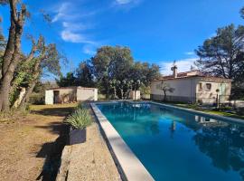 Issola - Maison familiale avec piscine, vacation home in Besse-sur-Issole