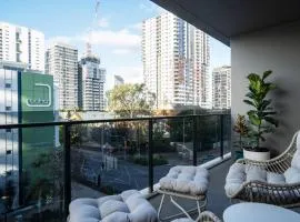 Stylish central apartment w pool, gym and more