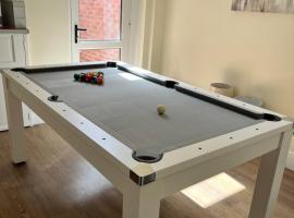 4 bedroom, sleeps 8, 30 seconds from beach, games table, haustierfreundliches Hotel in Mumbles