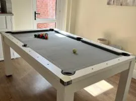 4 bedroom, sleeps 8, 30 seconds from beach, games table