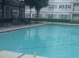 Comfy 1 Bedroom with Netflix & Free Wifi - Trees Residences Condominium