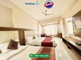 Hotel Rudraksh ! Varanasi ! fully-Air-Conditioned hotel at prime location with Parking availability, near Kashi Vishwanath Temple, and Ganga ghat 2, hotel cerca de Aeropuerto Internacional Lal Bahadur Shastri - VNS, Varanasi