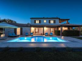 Villa Loverka near Pula only 3 km from the beach with sea view, Hotel in Peruški