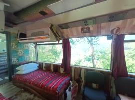 Autobuzul din padure, hotel v mestu Strungari