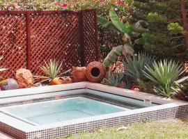3 bedrooms house with shared pool jacuzzi and enclosed garden at Nianing, hotel sa Nianing