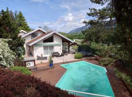 Large villa with pool and views, closeby Annecy lake, hotel din Argonay