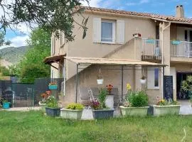 appartement bien équipé 2 chambres lit 2 place, plus canapé lit, 5 personnes, terrasse bien équipé, planchas, parking gratuit sur place, a proximité de tout commerce et de cure thermal, Cadarache ,Forcalquier, gorge du verdon , Moustier, montagne de Lure