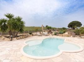 Villa Siciliana con piscina privata, hotel en Buseto Palizzolo