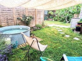 La Fremille T2 - 1br - 400m gare Versailles Paris - Piscine Terrasse Parking, hotel in Saint-Cyr-lʼÉcole