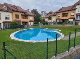 Piscina y parking 2 min playa, hotel in Miengo