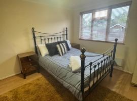 Stylish Large double bedroom, hotel with parking in Easthampstead