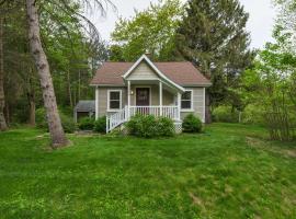 Woodlands - Beautiful Outdoor Living Space, nestled into the woods - Great getaway!, Hotel in Fennville