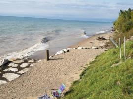 Happy Landings - Farmhouse coastal home with tram and stairs to beach access!, hotel in South Haven