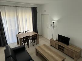 Appartamento nuovo Wi-Fi e cablato ethernet a pochi passi dal mare (29-8), hotel en Santa Caterina Dello Ionio Marina