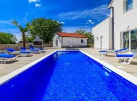 Pool mit Salzektrolyse unweit der Heilschlamm Bucht
