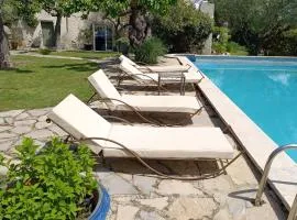 La Jasse chambre double indépendante avec piscine