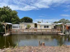 Cabin and Cottage on the Water, hotel di Okeechobee