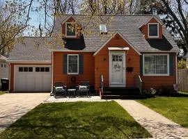 Cozy Haven- Cape Cod style cottage- close to beach