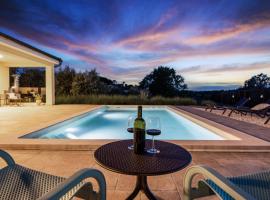 Villa Rok with Private Pool & Sunset Views near Pula، فندق في Puntera