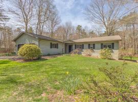 Pure Hygge - 1 block off Lake, Tranquil & Pet Friendly, Hotel in Fennville