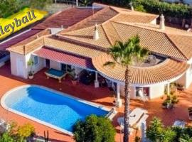 Oceanfront Villa - 8 rooms, 2 kitchens with pool, billiard table and Beach-Volleyball Court, hotel para golfe em Carvoeiro